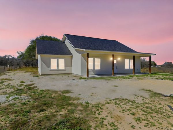 374 County Road 124, Floresville, TX 78114