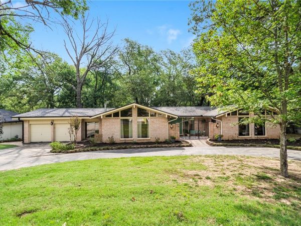 301 S Dogwood Street , Siloam Springs, AR 72761