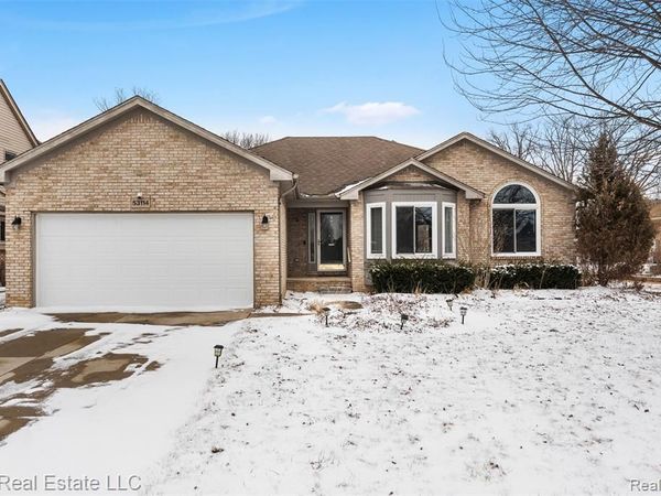 53114 Ridgewood Drive, Chesterfield Twp, MI 48051