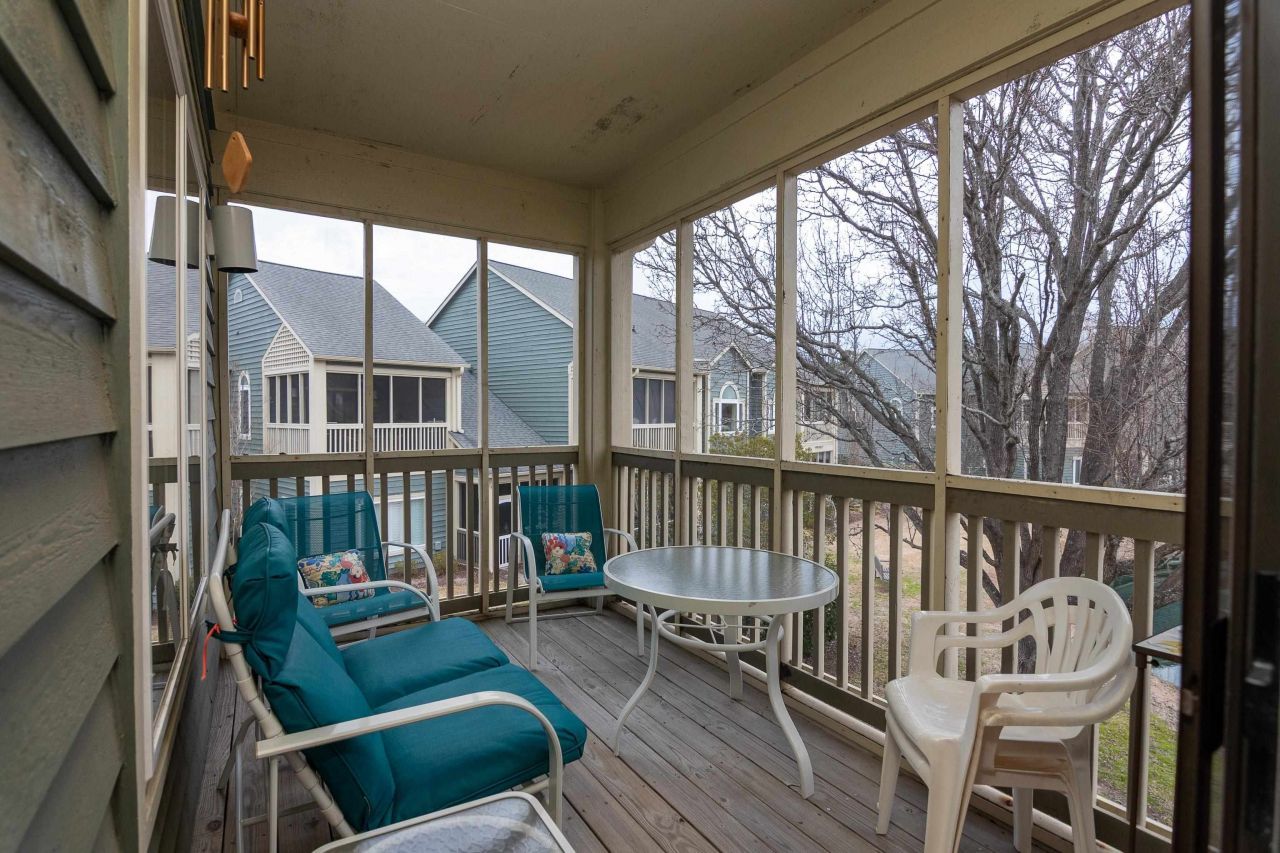 808 Castleford Circle  Photo 7