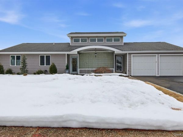 21 Shore Drive W, Copiague, NY 11726