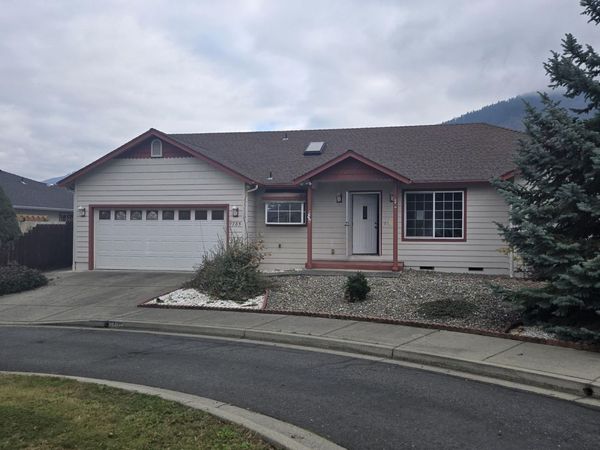 1785 SE Brookhurst Way, Grants Pass, OR 97527