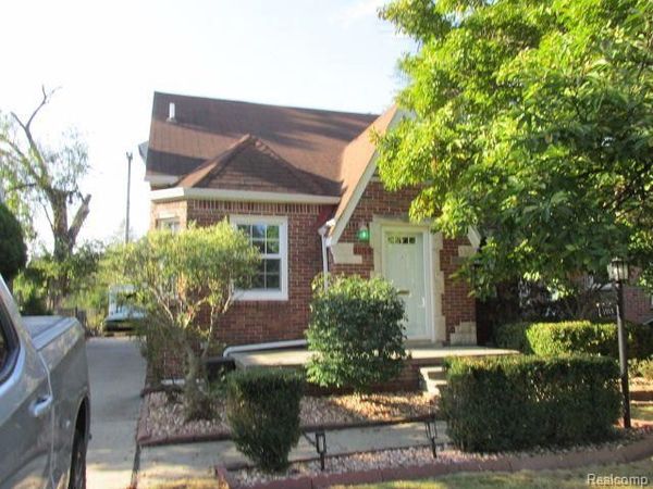 1915 LANCASTER Street, Grosse Pointe Woods, MI 48236
