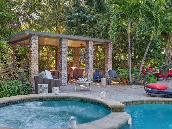 318 NE 26th St, Wilton Manors, FL 33305