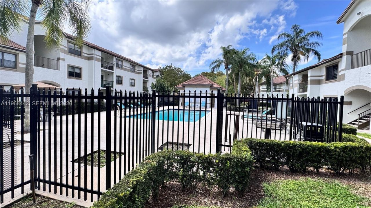 570 S Park Rd, Unit 12-6, Hollywood, FL 33021 Photo