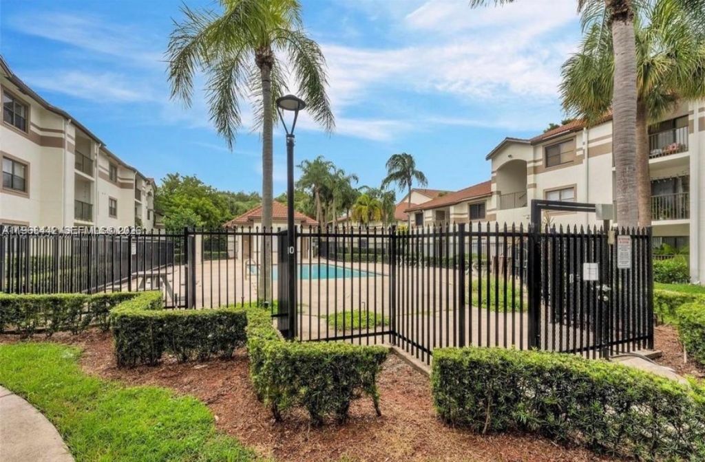 570 S Park Rd, Unit 12-6, Hollywood, FL 33021 Photo