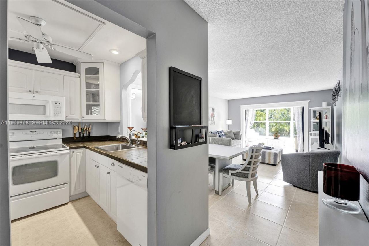 3430 NW 52nd Ave , Unit 210, Lauderdale Lakes, FL 33319 Photo