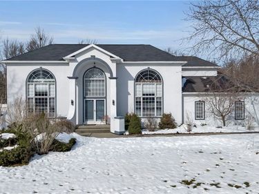 11 Hemlock Drive, Grand Island, NY 14072