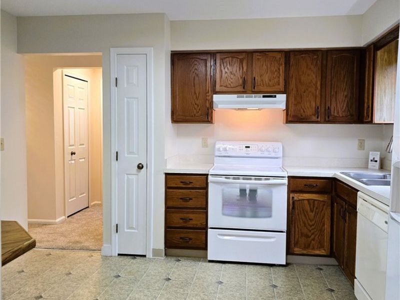 16400 Commons Oval, Strongsville, OH 44136 Photo 2