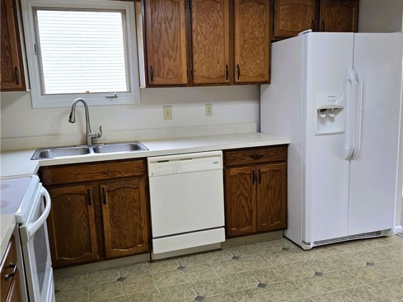 16400 Commons Oval, Strongsville, OH 44136 Photo 3