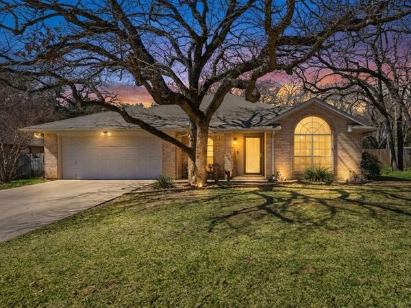 945 Lake Ridge Drive, Azle, TX 76020