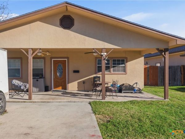 1058 E Weinert Street, Seguin, TX 78155