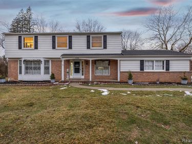 5738 Pebbleshire Road, Bloomfield Hills, MI 48301