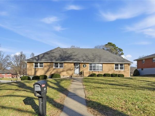 7715 N Lydia Avenue, Kansas City, MO 64118