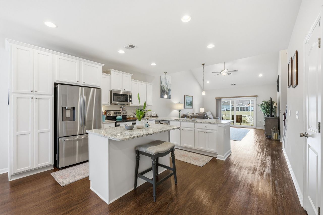 131 Machrie Loop Photo 3