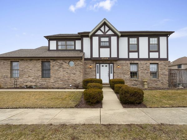 27W214 Heather Lane, Winfield, IL 60190