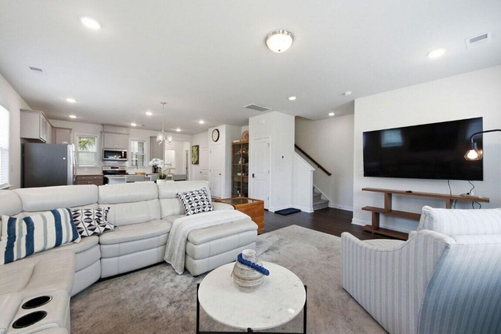 301 Lanyard Street Photo 8