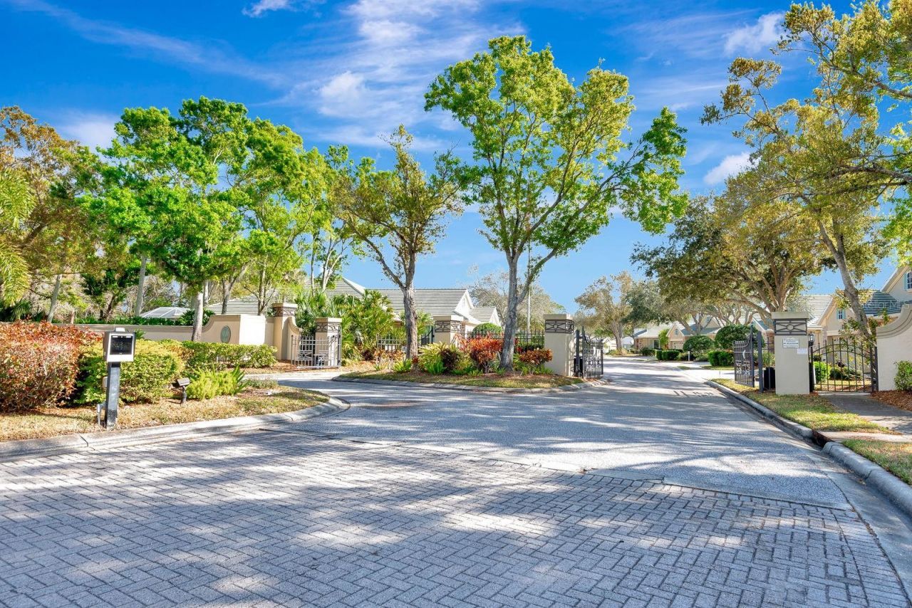 5035 Lakescene Place, Sarasota, FL 34243 Photo