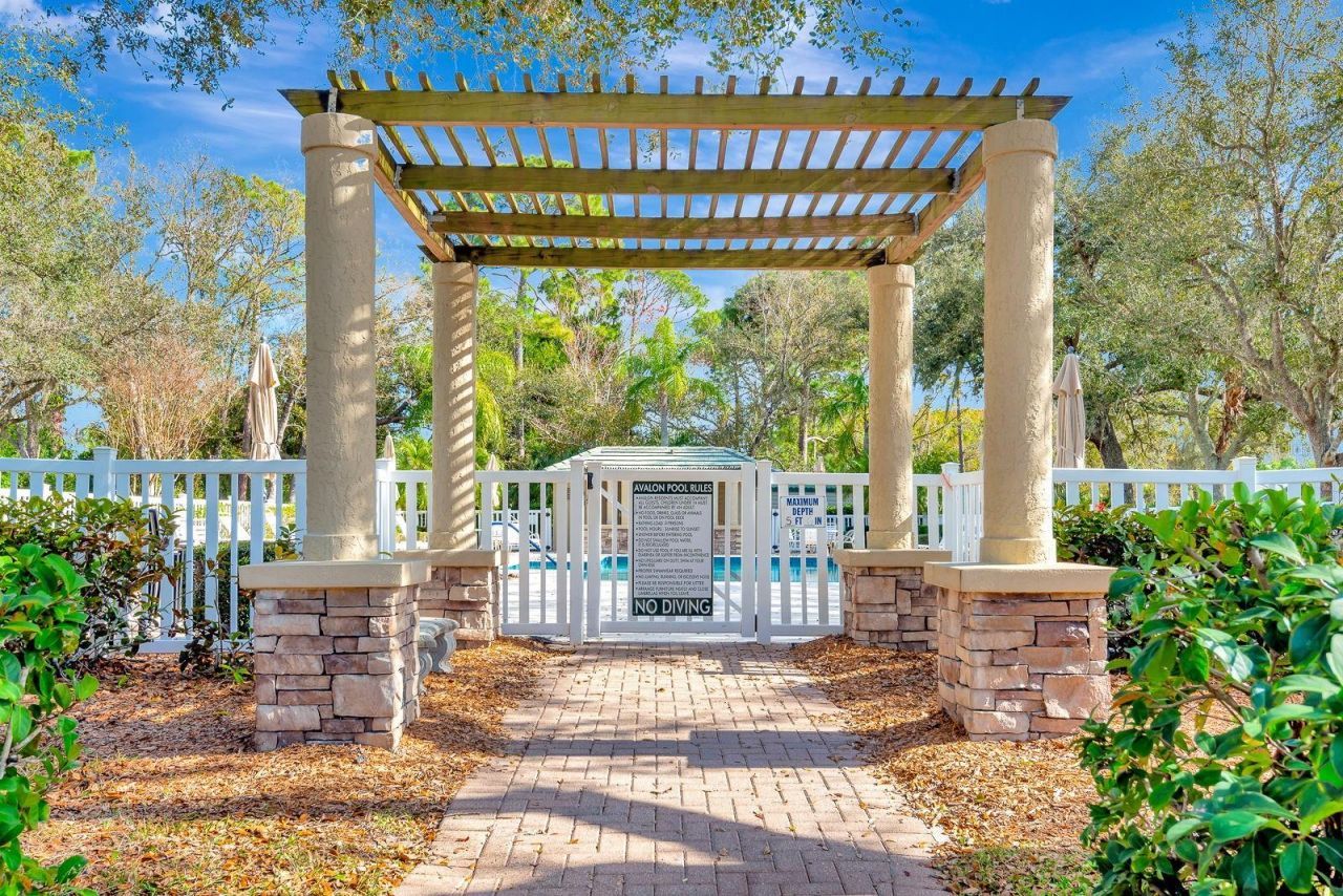 5035 Lakescene Place, Sarasota, FL 34243 Photo