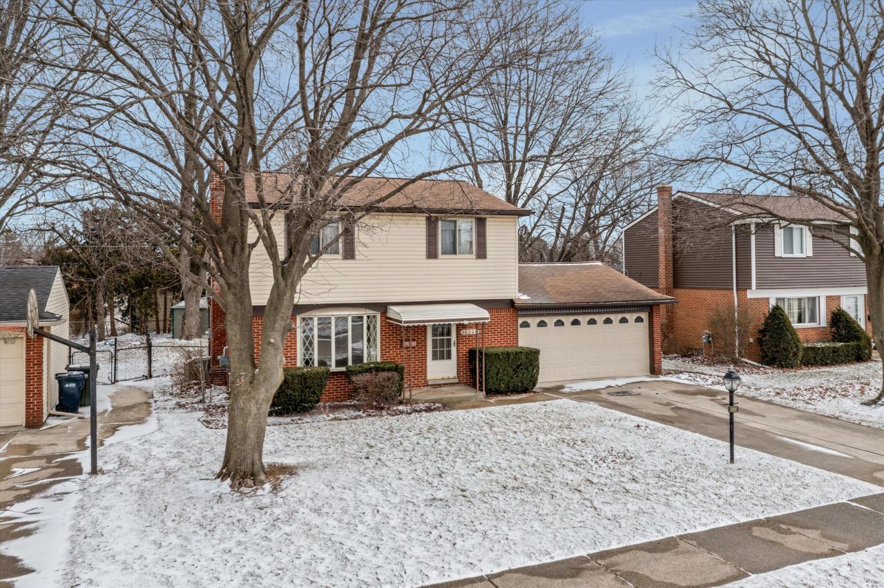 38240 Tottenham Road, Sterling Heights, MI 48312 Main Photo
