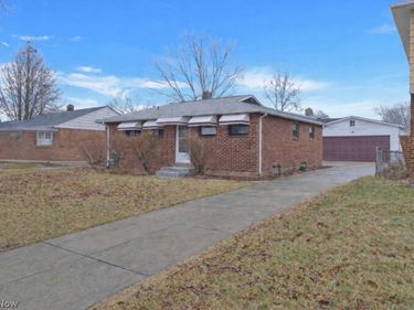 6377 Ledgebrook Drive, Brook Park, OH 44142