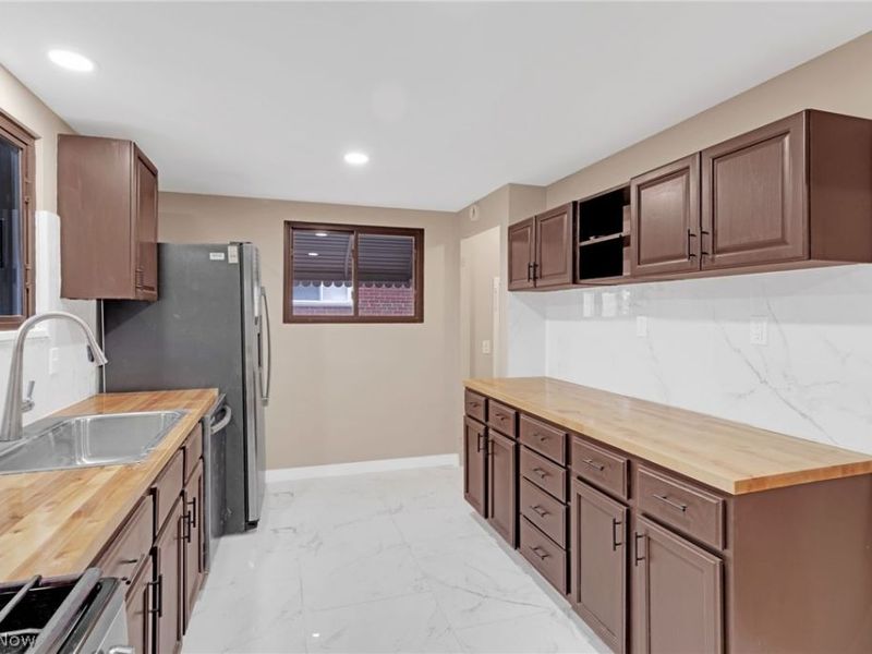 6377 Ledgebrook Drive, Brook Park, OH 44142 Photo 10