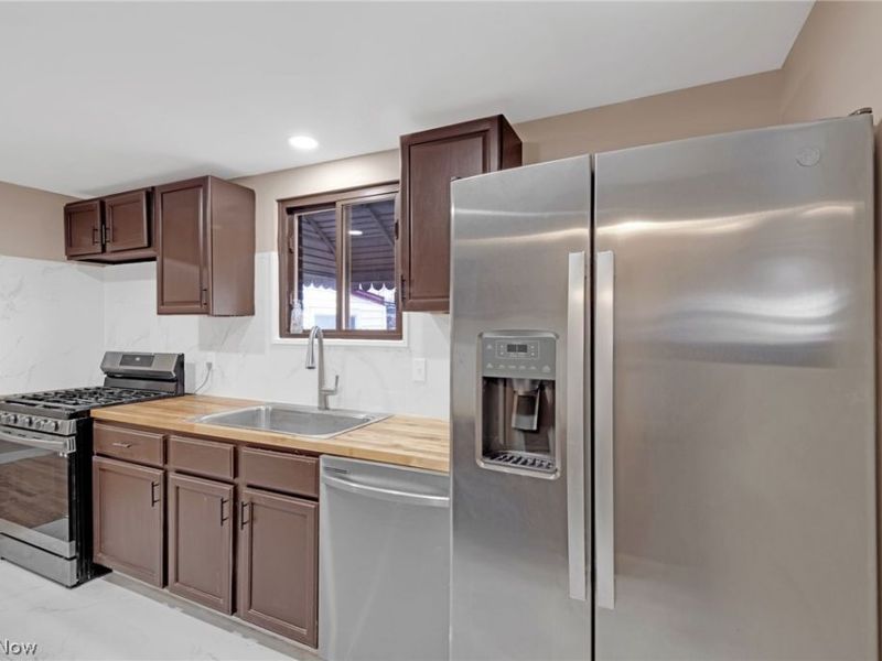 6377 Ledgebrook Drive, Brook Park, OH 44142 Photo 12