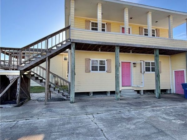 1306 W Madison Avenue, Port O Connor, TX 77982
