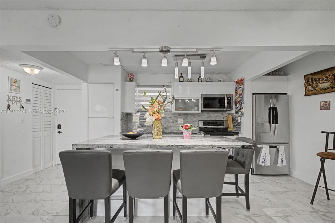 399 NW 72nd Ave, Unit 320, Miami, FL 33126 Photo