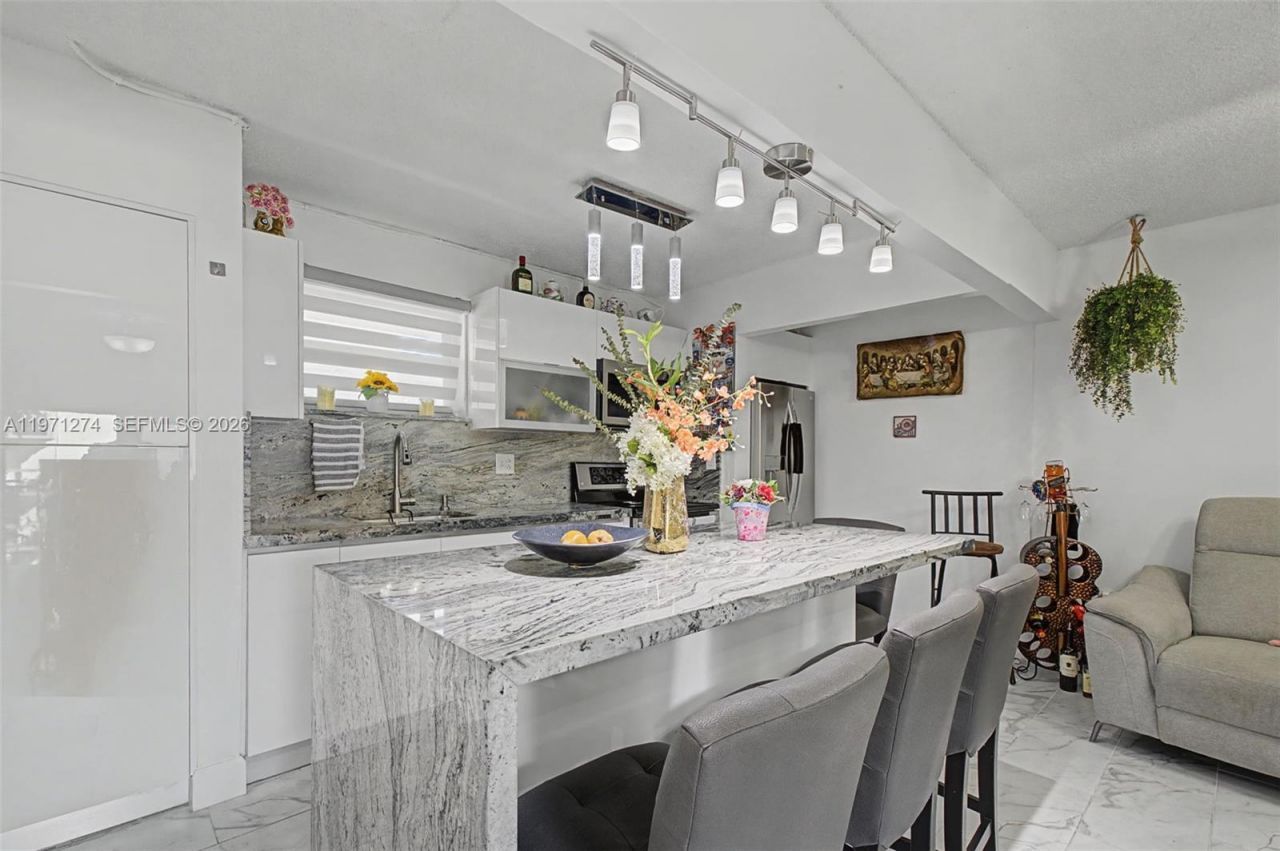 399 NW 72nd Ave, Unit 320, Miami, FL 33126 Photo