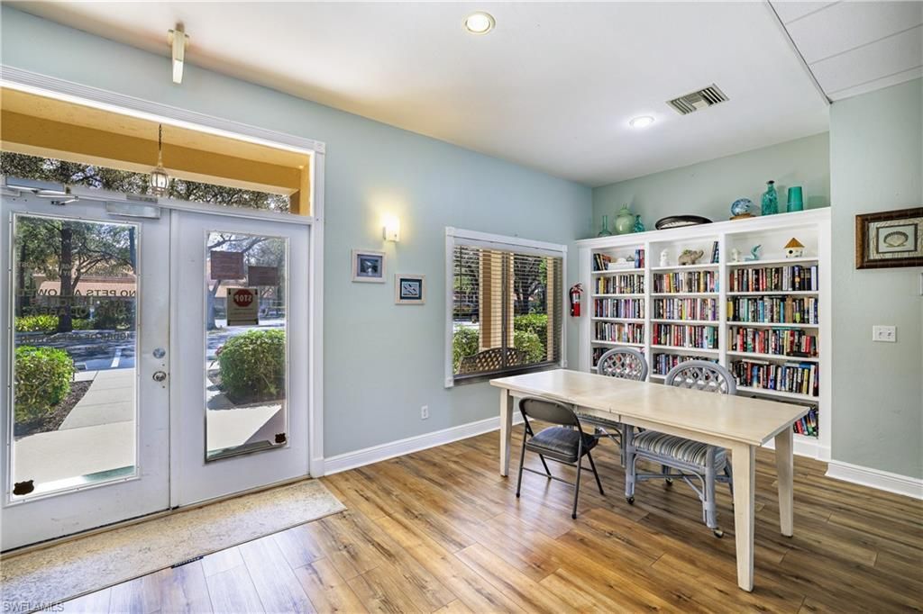 305 Robin Hood Cir, Unit 101, Naples, FL 34104 Photo