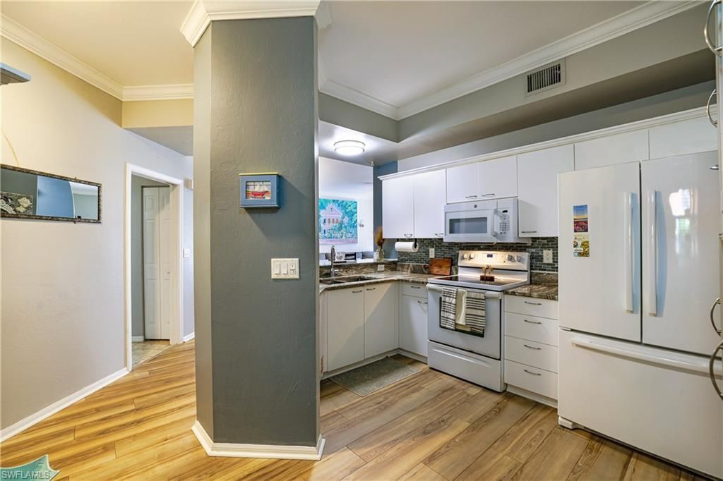 305 Robin Hood Cir, Unit 101, Naples, FL 34104 Photo
