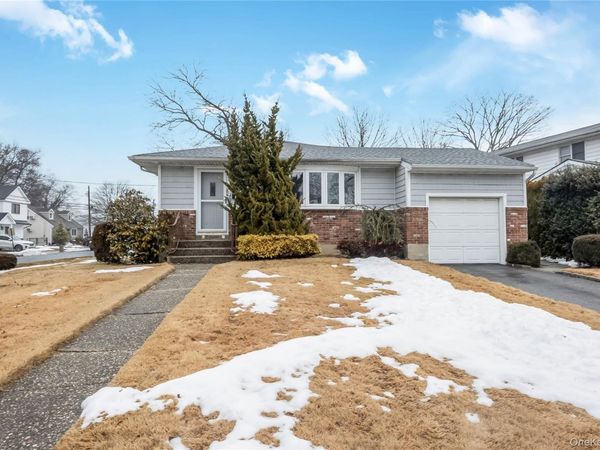 101 Franklin Street , Massapequa Park, NY 11762
