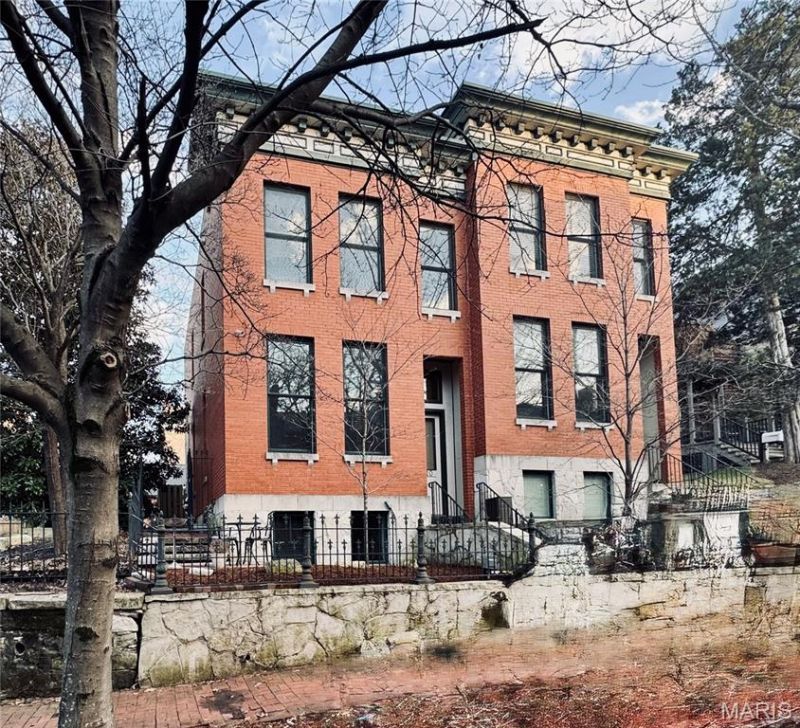 1310 Mackay Place, Saint Louis, MO 63104 Main Photo