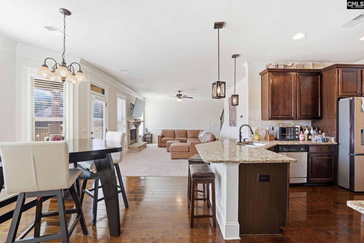 8 Hillfoots Photo 17