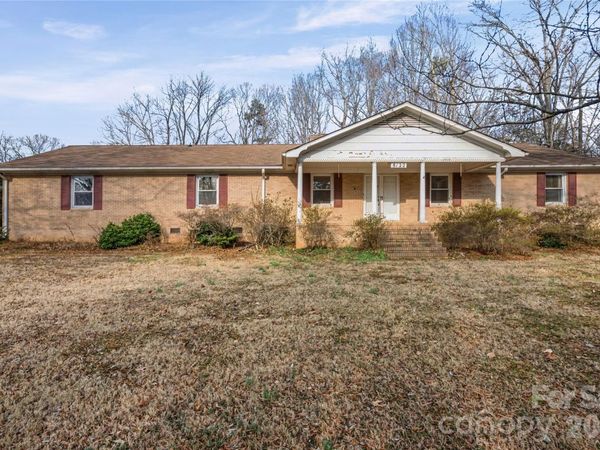 8122 Knollwood Circle, Charlotte, NC 28213