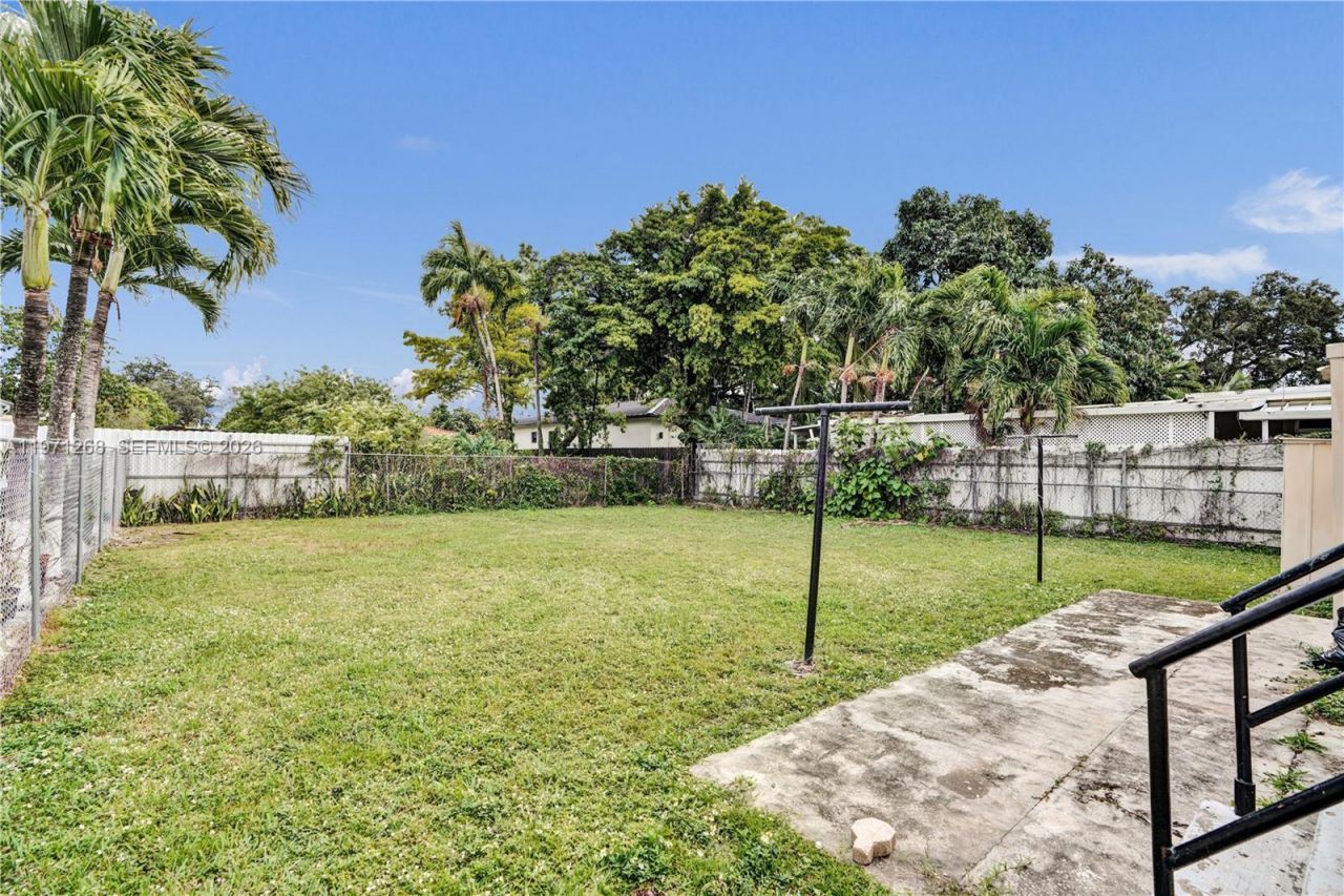 831 NW 21st Ct, Miami, FL 33125 Photo