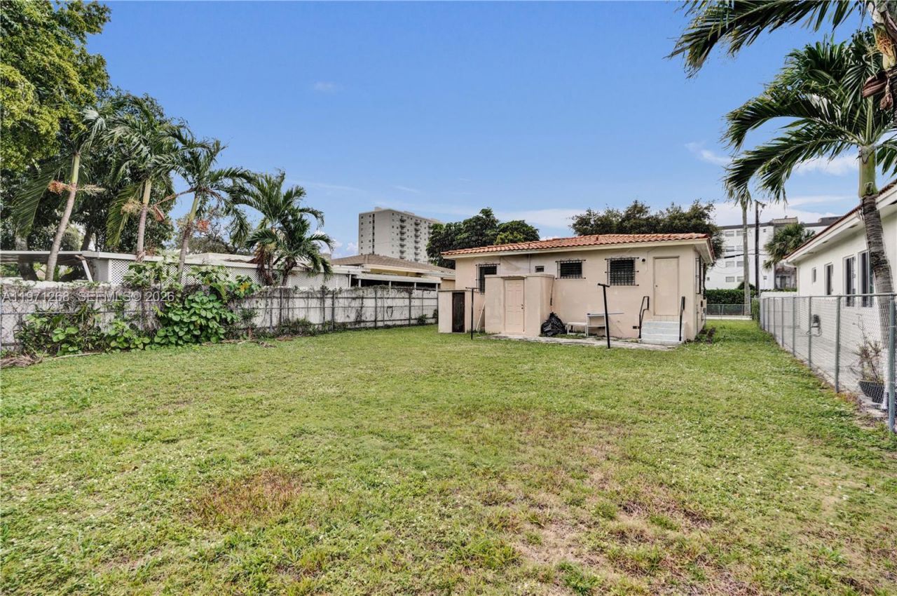 831 NW 21st Ct, Miami, FL 33125 Photo