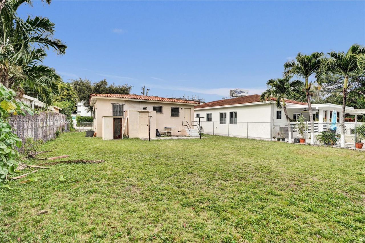 831 NW 21st Ct, Miami, FL 33125 Photo