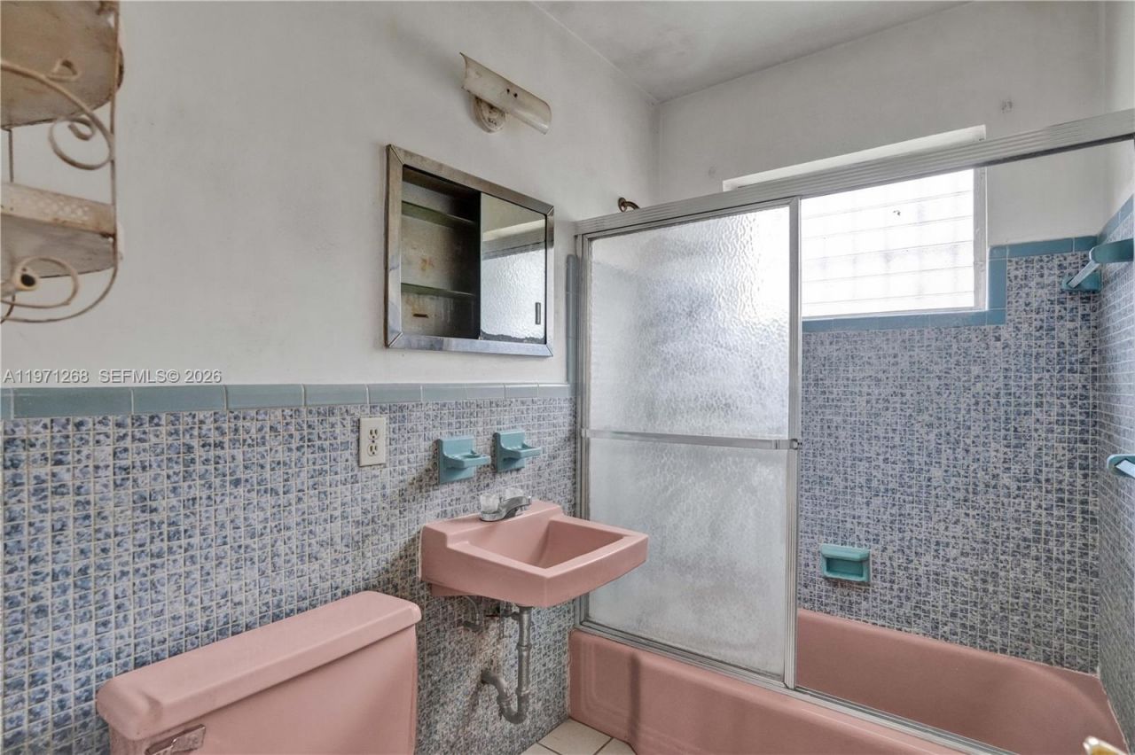 831 NW 21st Ct, Miami, FL 33125 Photo