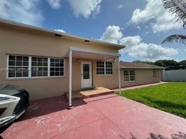 735 NE 152nd St , Miami, FL 33162