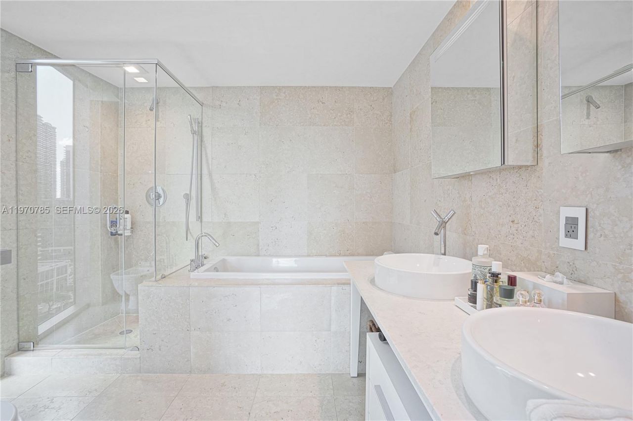 475 Brickell Ave, Unit 1913, Miami, FL 33131 Photo