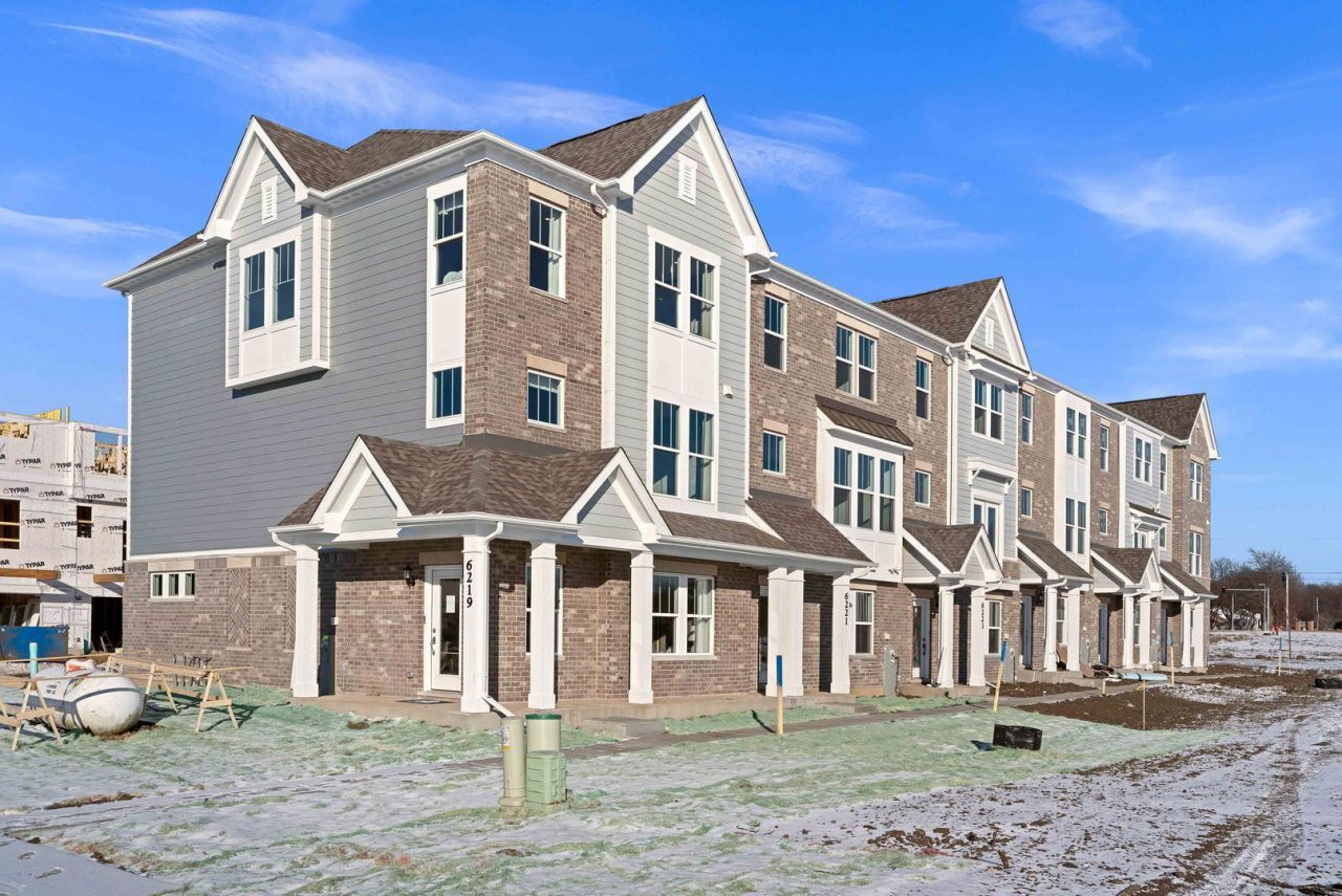 6219 Sandbelt Drive, Unit 38001, Woodridge, IL 60517 Main Photo