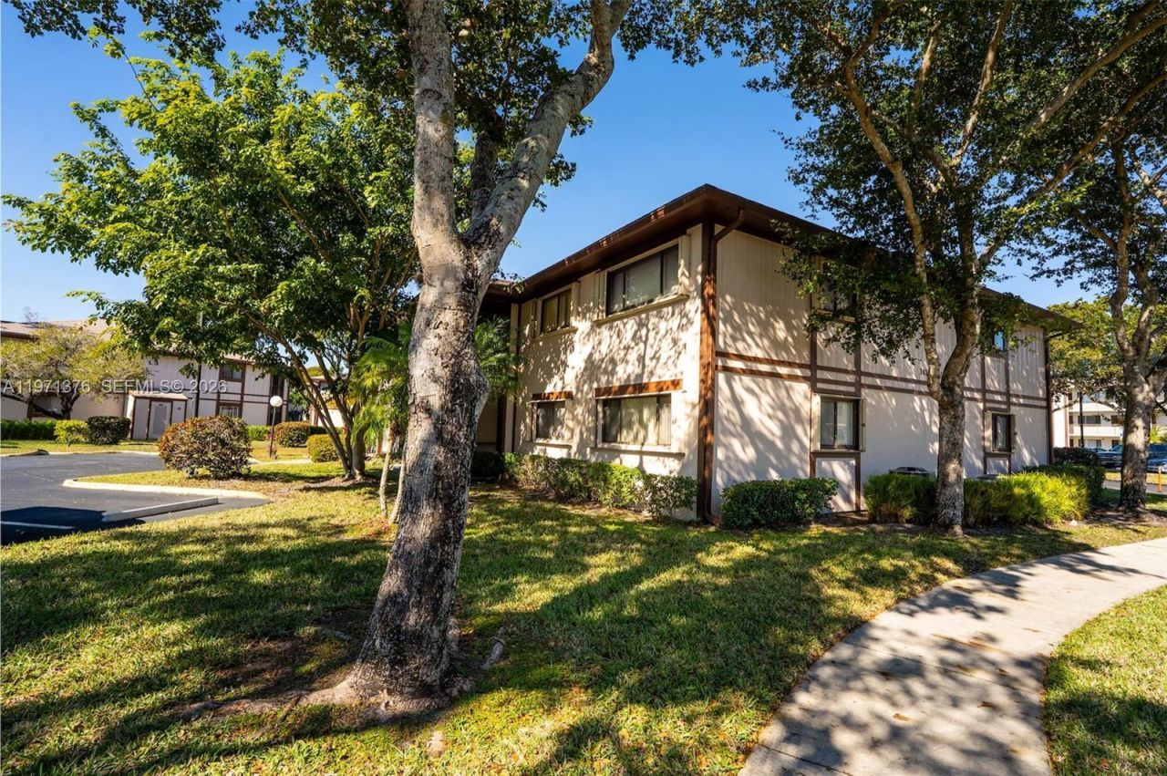 9446 S Belfort Cir, Unit 215, Tamarac, FL 33321 Photo