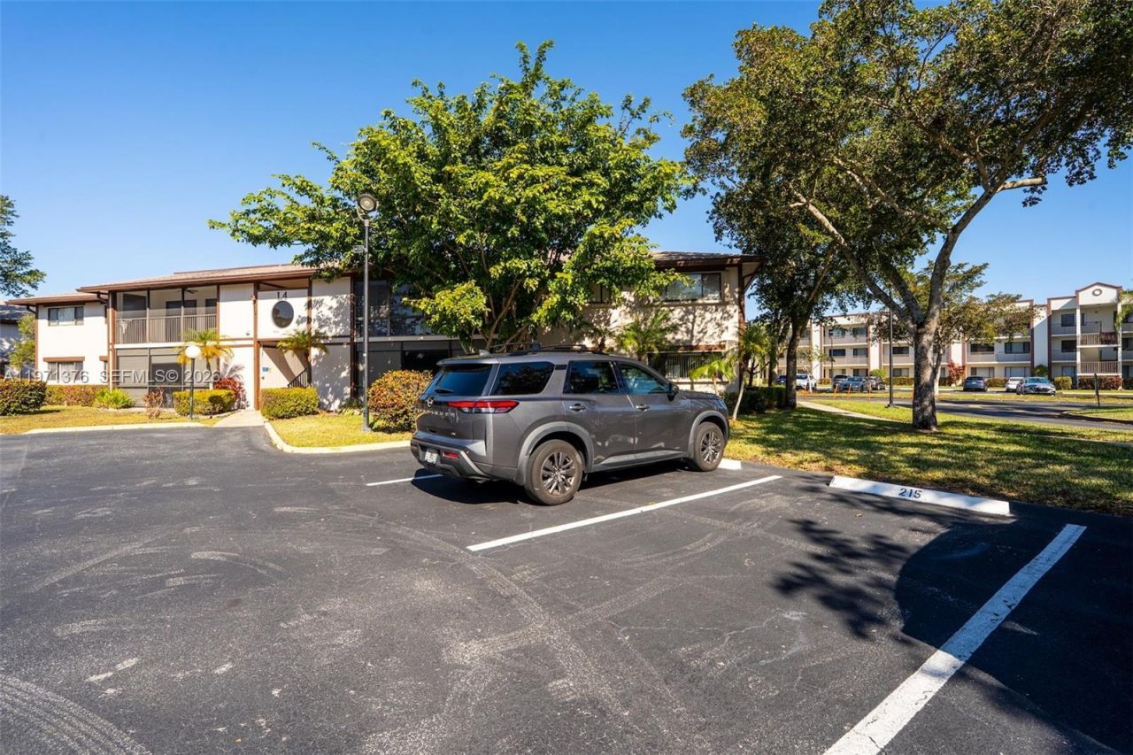 9446 S Belfort Cir, Unit 215, Tamarac, FL 33321 Photo