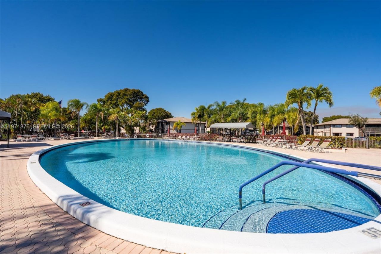 9446 S Belfort Cir, Unit 215, Tamarac, FL 33321 Photo