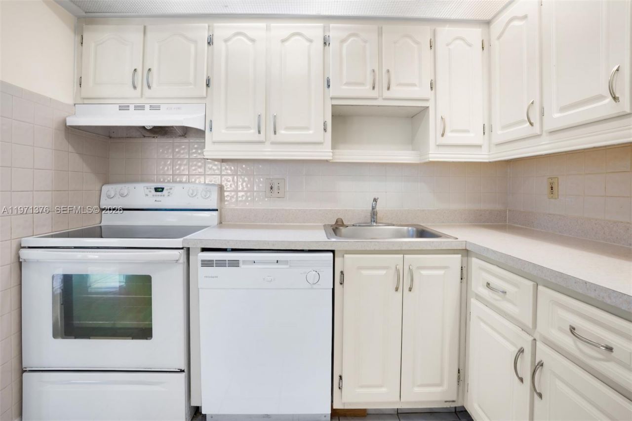 9446 S Belfort Cir, Unit 215, Tamarac, FL 33321 Photo