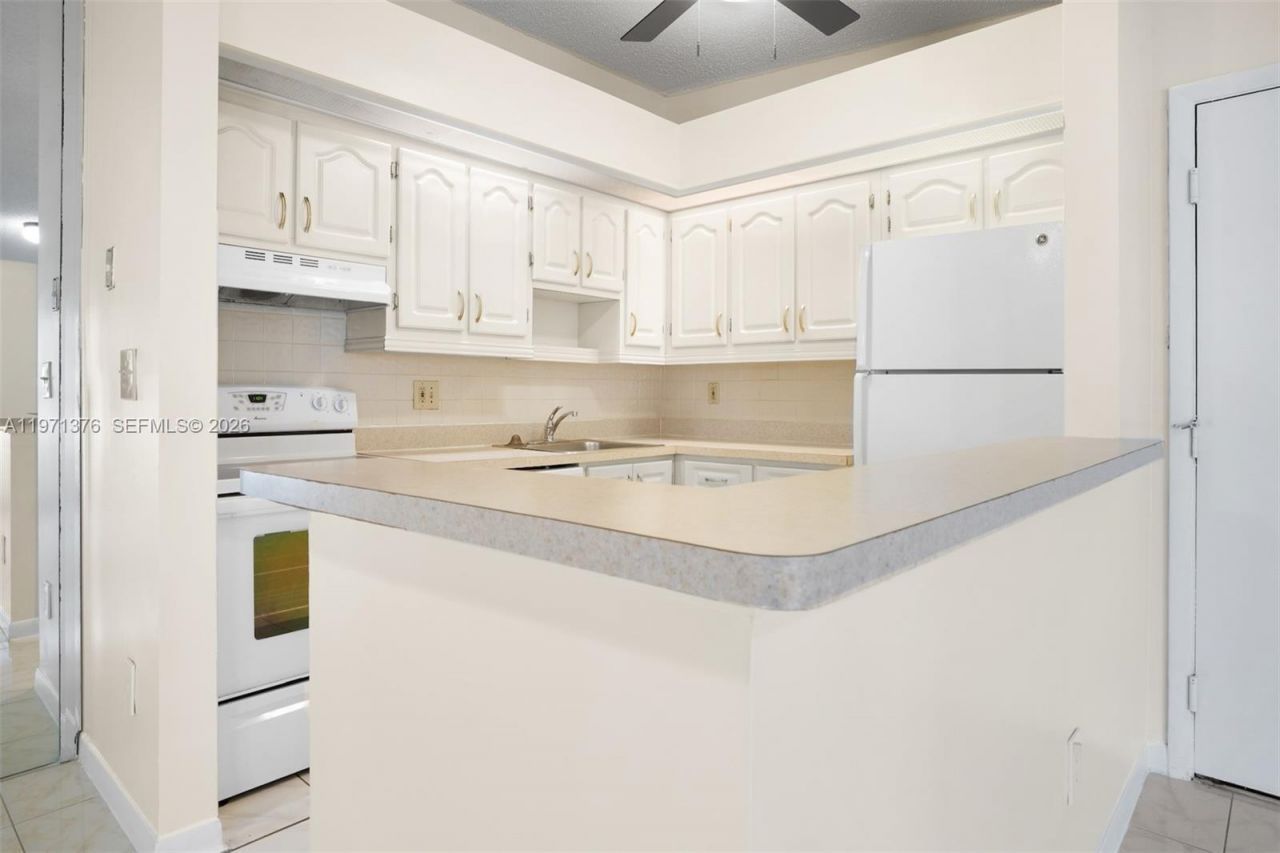 9446 S Belfort Cir, Unit 215, Tamarac, FL 33321 Photo