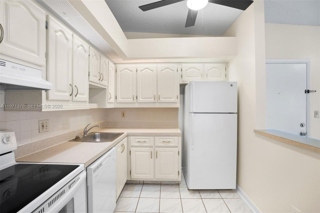 9446 S Belfort Cir, Unit 215, Tamarac, FL 33321 Photo