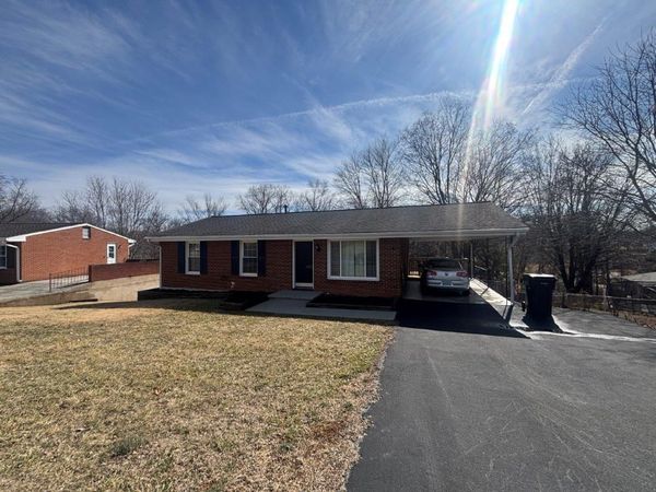 449 Missimer LN , Vinton, VA 24179